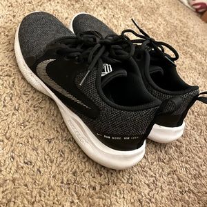 7.5 Women’s Nike trainers